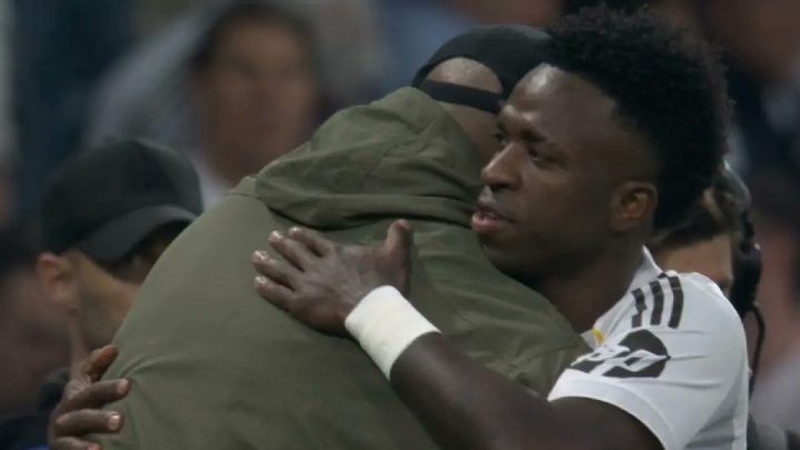 世界杯官方正版软件下载-曾就歧视事件公开声援！维尼修斯中场时主动找孔帕尼拥抱致意